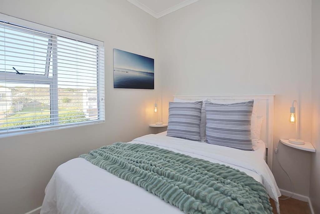 Lovely 2 Bedroom Ocean Lookout Apartment