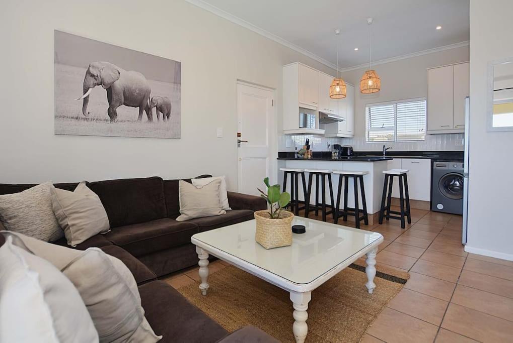Lovely 2 Bedroom Ocean Lookout Apartment