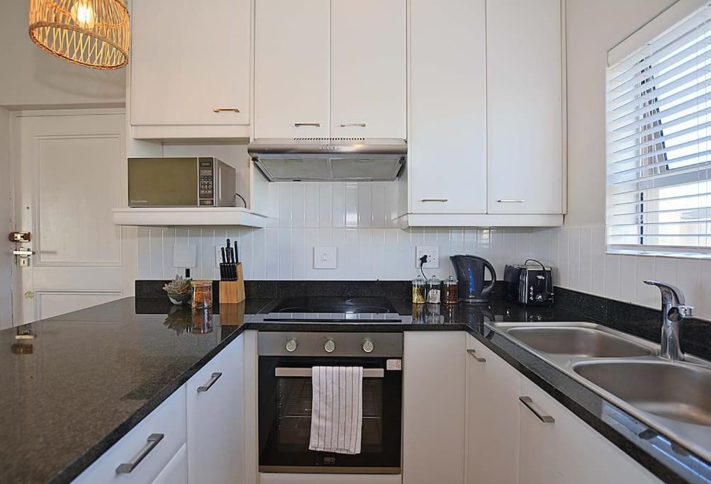 Lovely 2 Bedroom Ocean Lookout * Cape Town